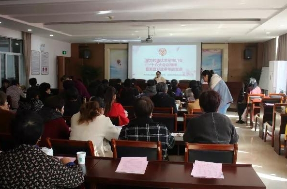 西太湖婦聯(lián)、西湖街道婦聯(lián)組織學(xué)習(xí)和傳達(dá)常州市婦女十六大會議精神暨家庭好故事專題宣講