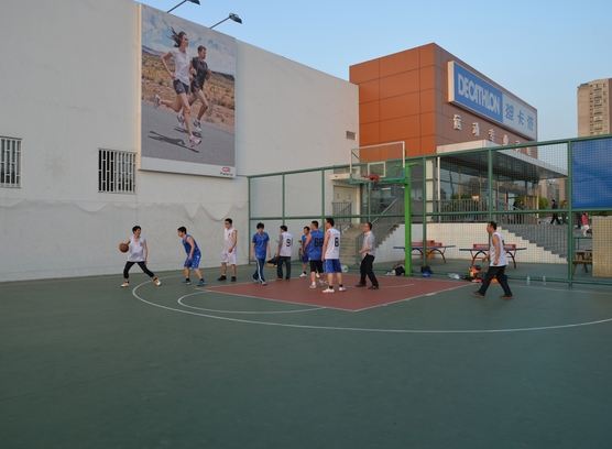 公司籃球隊(duì)定期進(jìn)行籃球訓(xùn)練